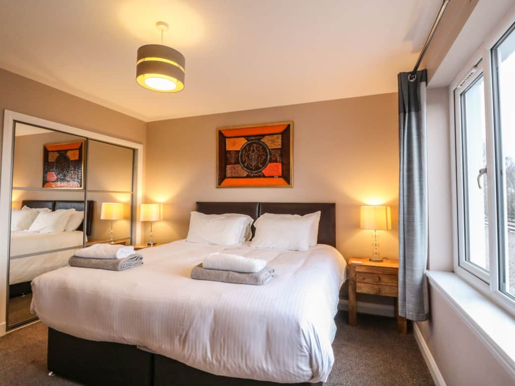 Downstairs queen-size bedroom 3