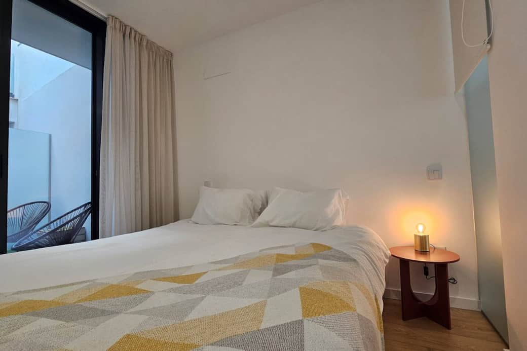 Cozy queen size bed with access to exterior private terrace Cozy queen size bed with access to exterior private terrace