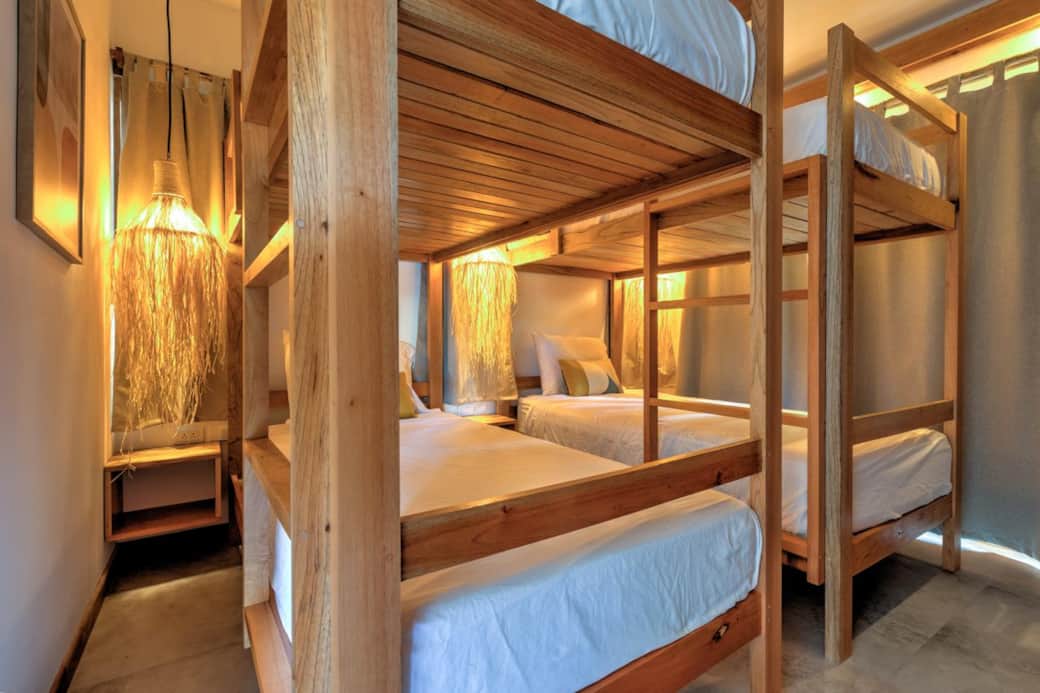 Room with 2 bunk beds