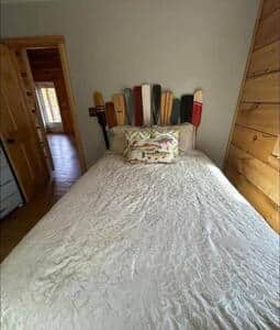Bedroom 1: queen size bed