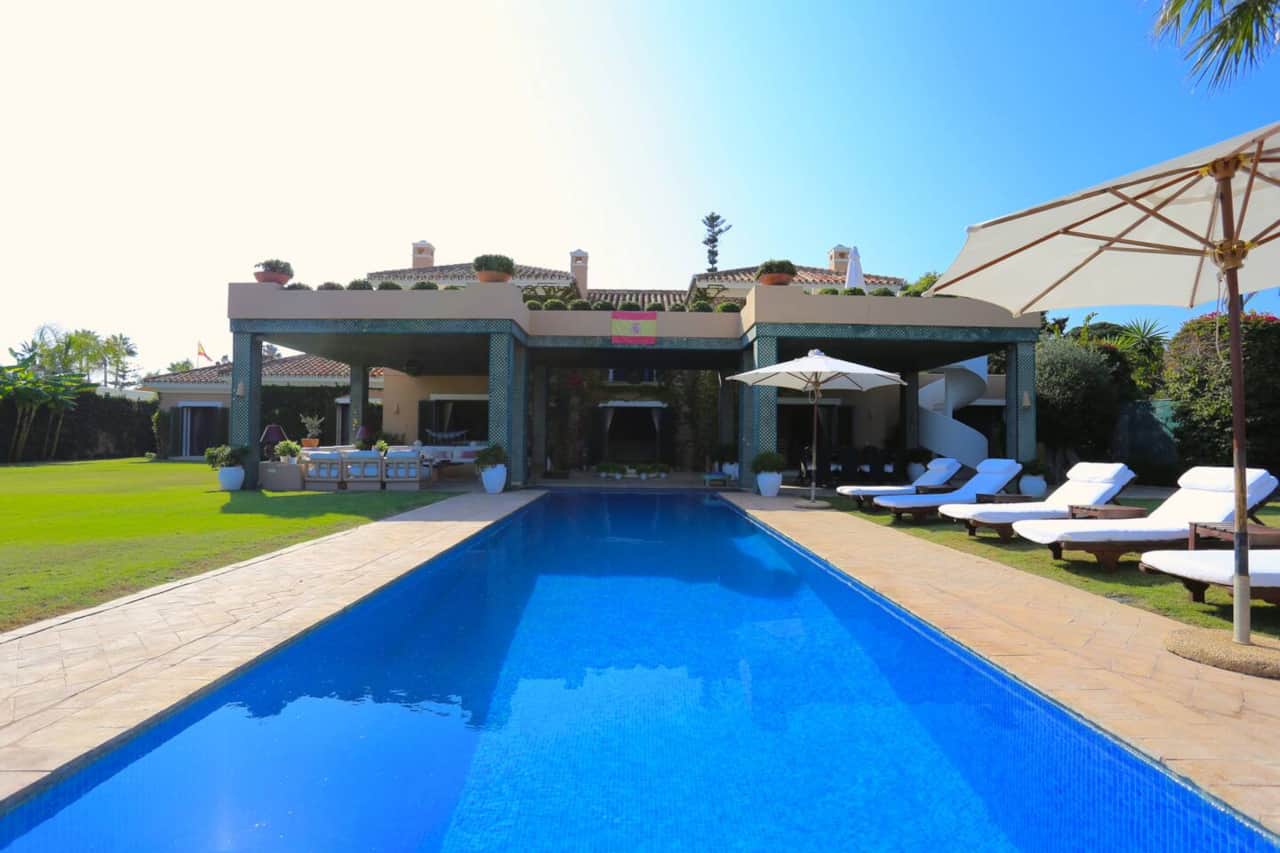 LAS RANAS Casasola Beachfront Golf Premium Holiday House Estepona Málaga HOMINGBOOK