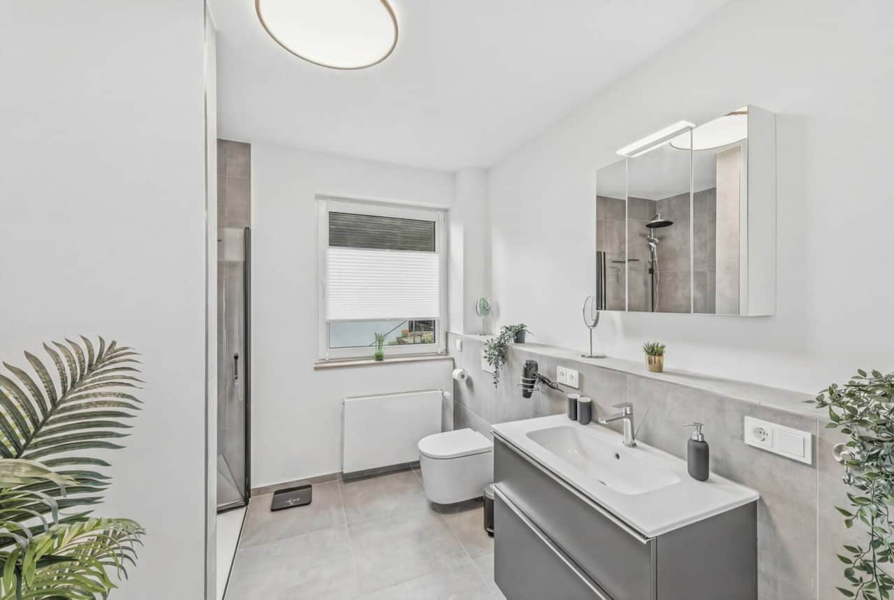 Helles Badezimmer mit Waschtisch & WC – gepflegt ausgestattet in Trierweiler