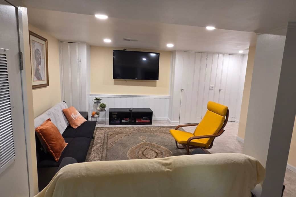 Cozy living room with an electric-powered sofa, lazy chair, and futon. Enjoy a 55" TV for movie nights and a variety of board games for family fun. Perfect space to relax, unwind, and create lasting memories together.


