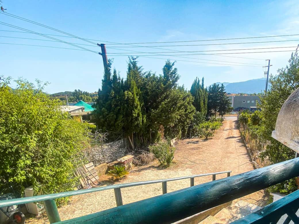 Vialetto privato immerso nel verde, accesso riservato alla casa con ampio spazio per posteggiare e massima tranquillità.