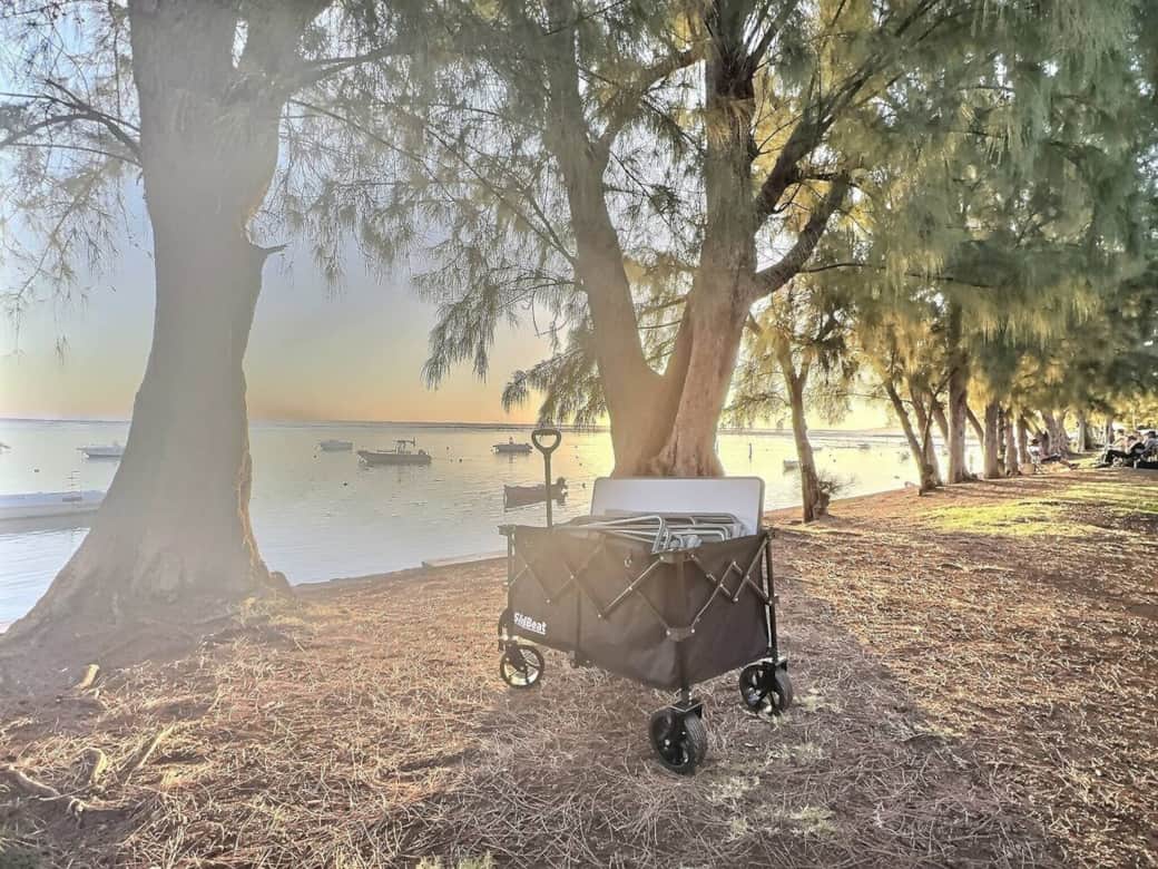 Petit chariot fourni pour installer table et chaises au bord du lagon via l'accès privé à la plage direct depuis la maison
