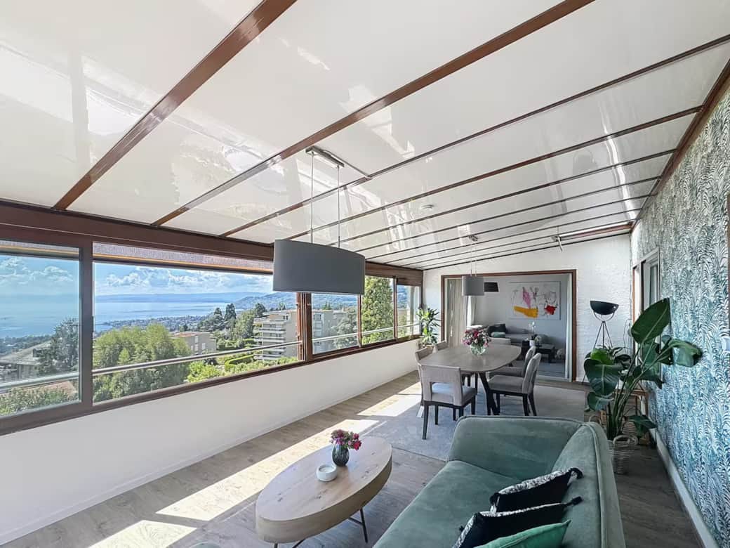 Veranda with view of the mountains and Lake Geneva on the ground floor.