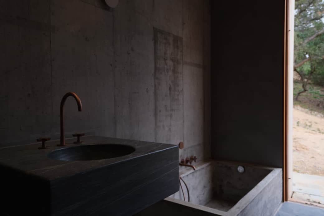 First floor: bathroom in concrete (© A. Frère)