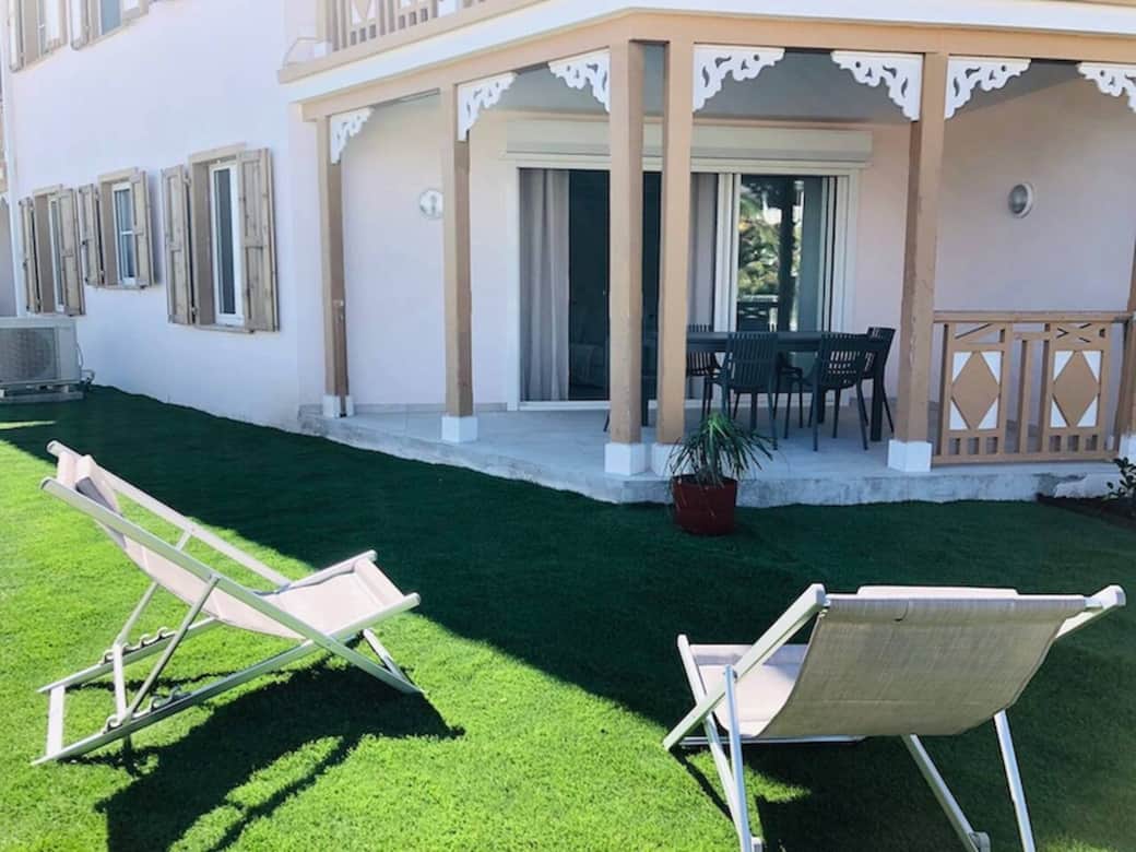 Small garden area with chairs Siview