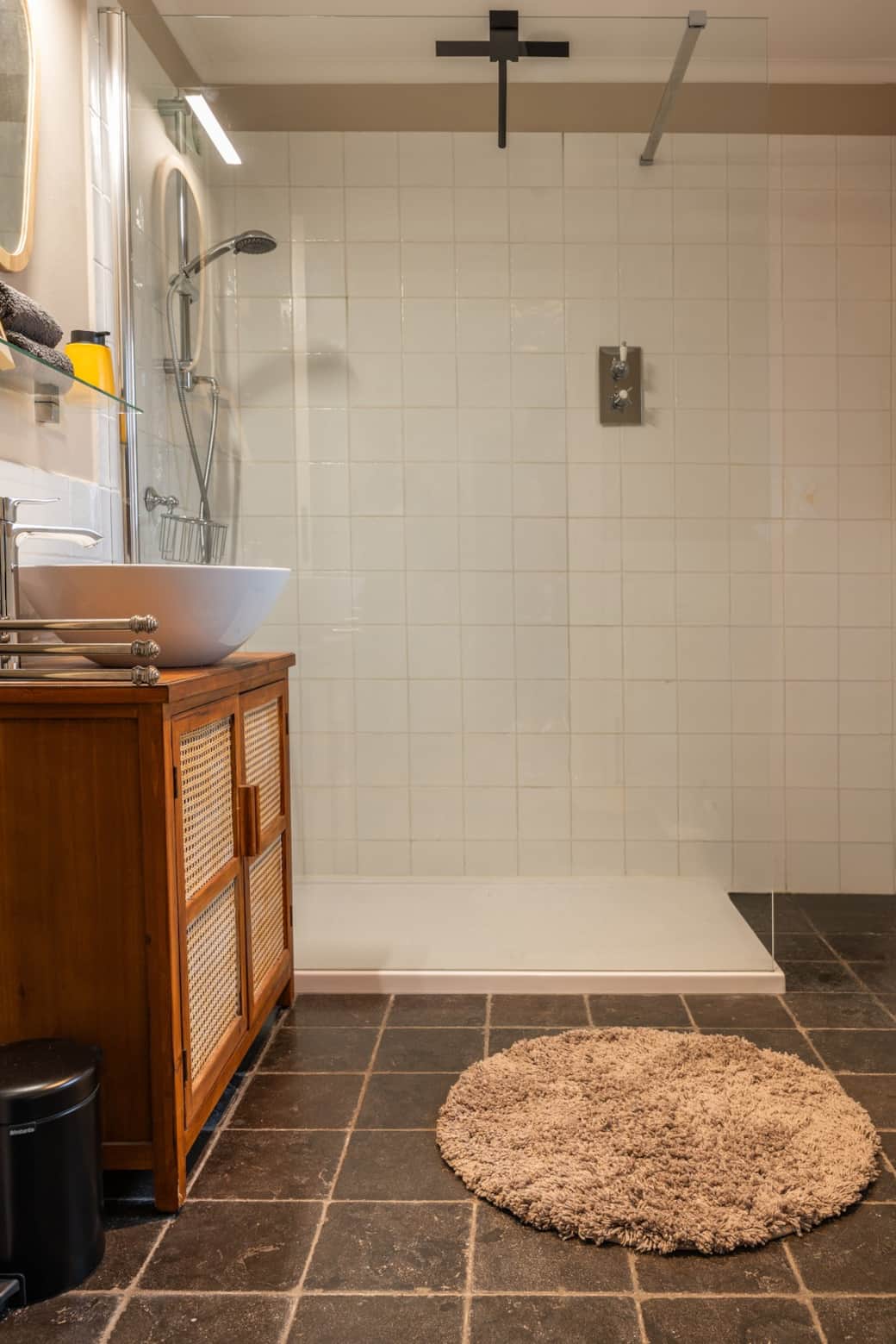 Ruime badkamer met natuurlijke afwerking en moderne voorzieningen.