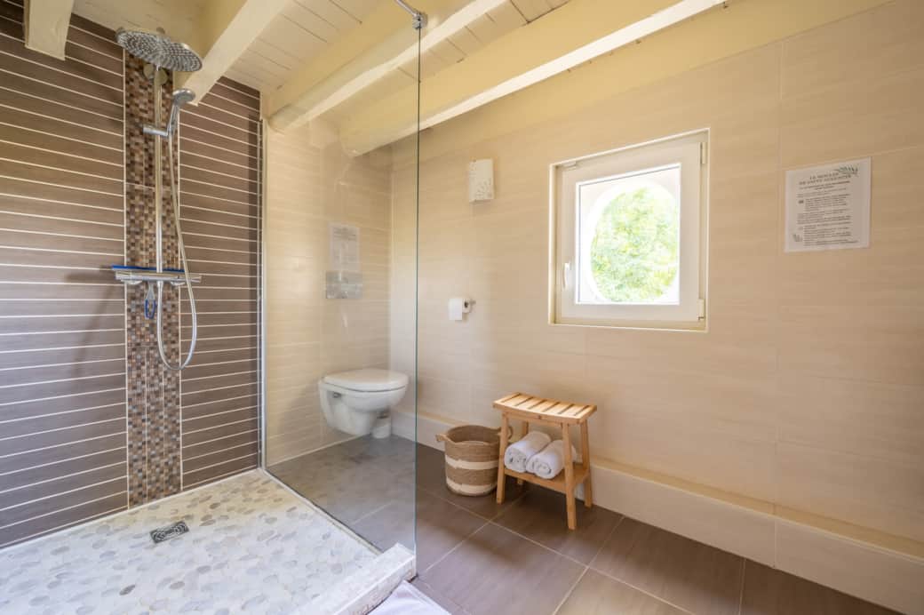 salle de bain étage proche chambre 02 et 03