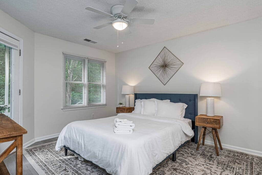 Queen bedroom Queen bedroom