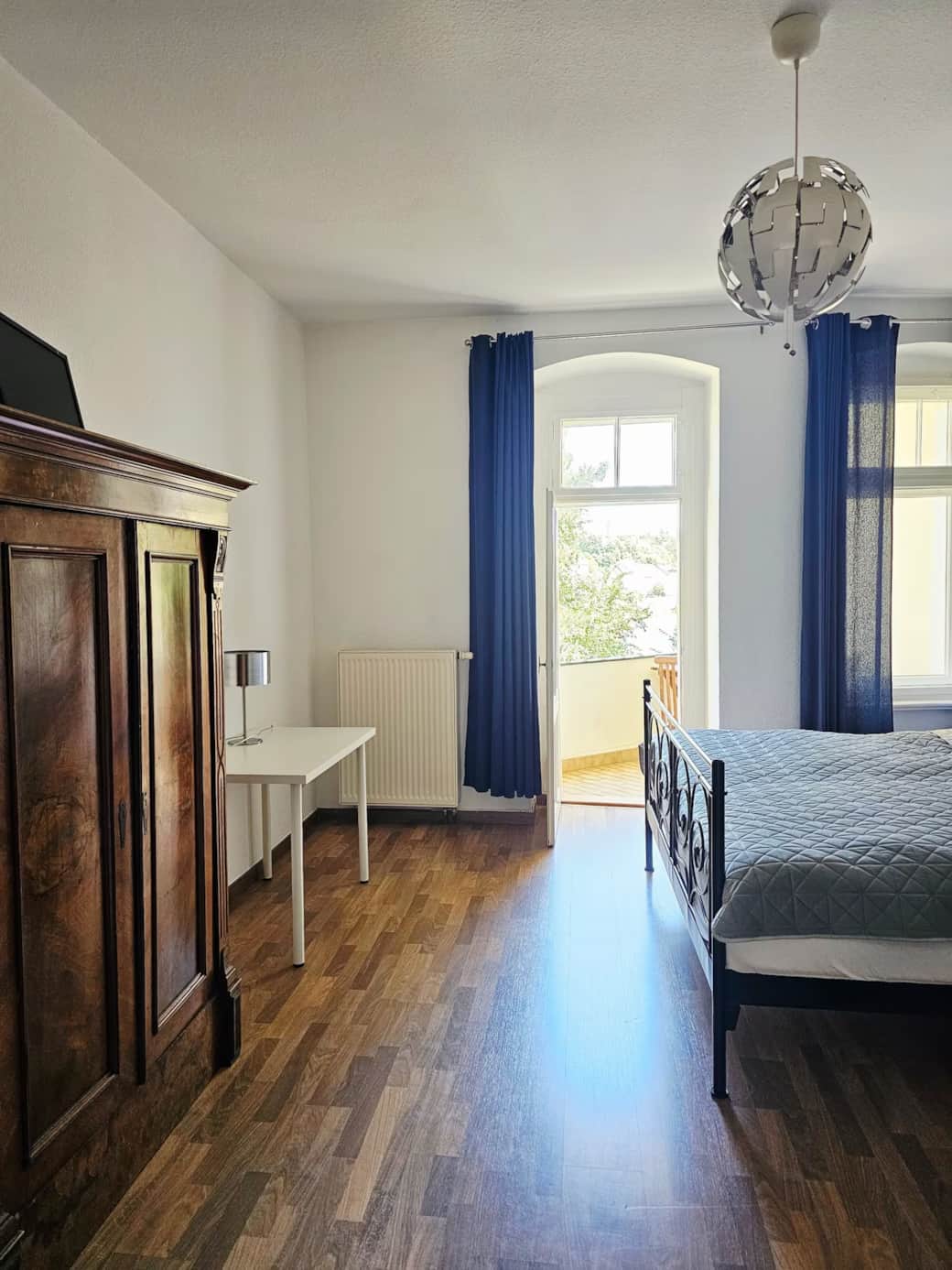 Schlafzimmer mit Kleiderschrank
