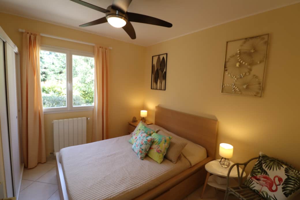 8 -location-villa-piscine-mejannes-le-clap-cezenole - Chambre jaune 8 -location-villa-piscine-mejannes-le-clap-cezenole - Chambre jaune