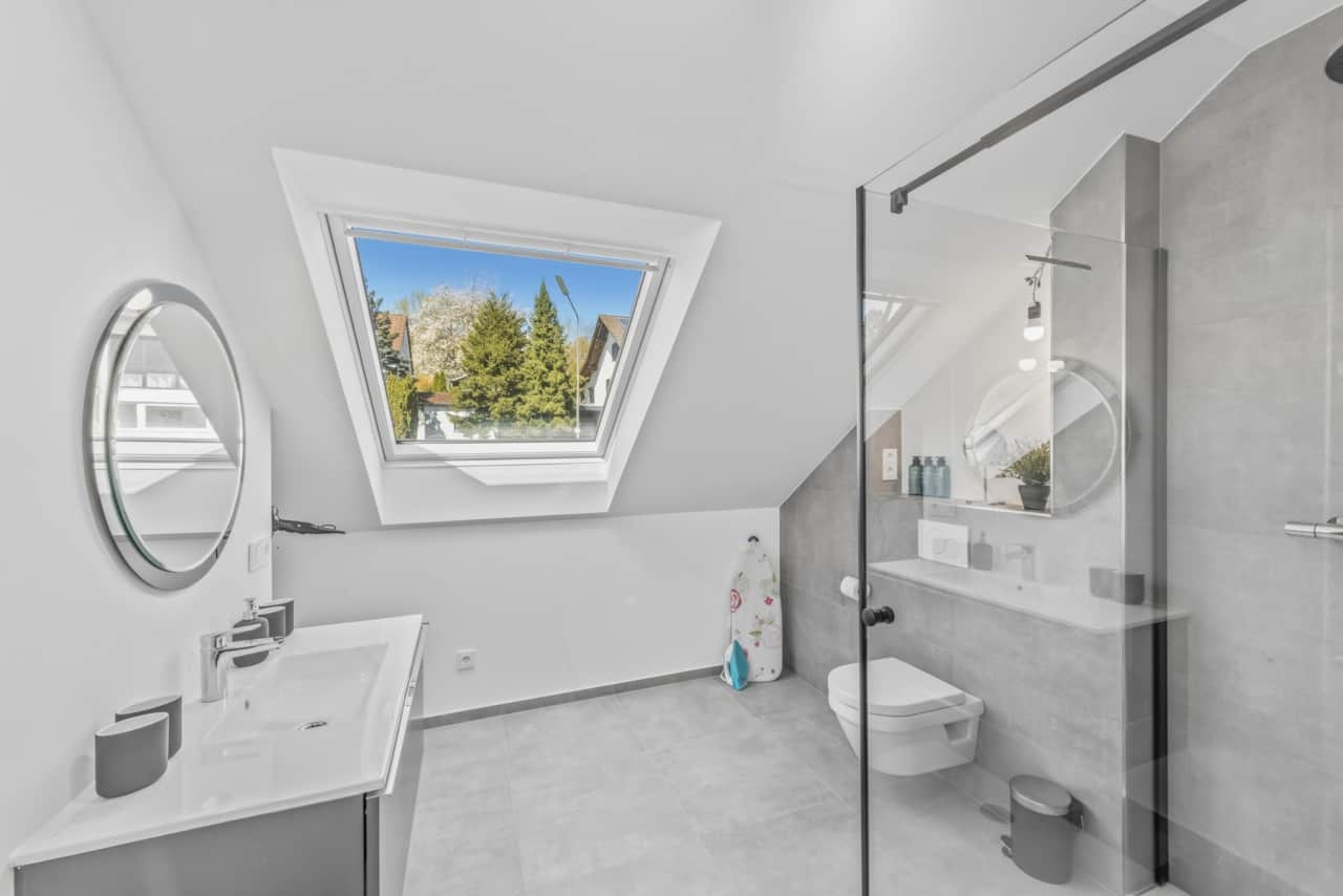 Helles Bad mit Regendusche & Dachfenster – Tageslicht und Komfort in Trierweiler