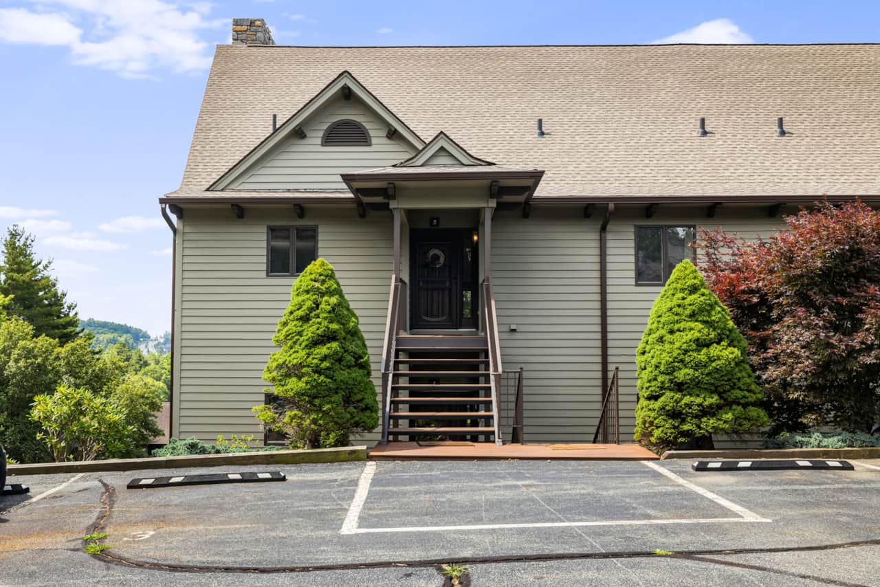 Front door with easy access (7 steps)