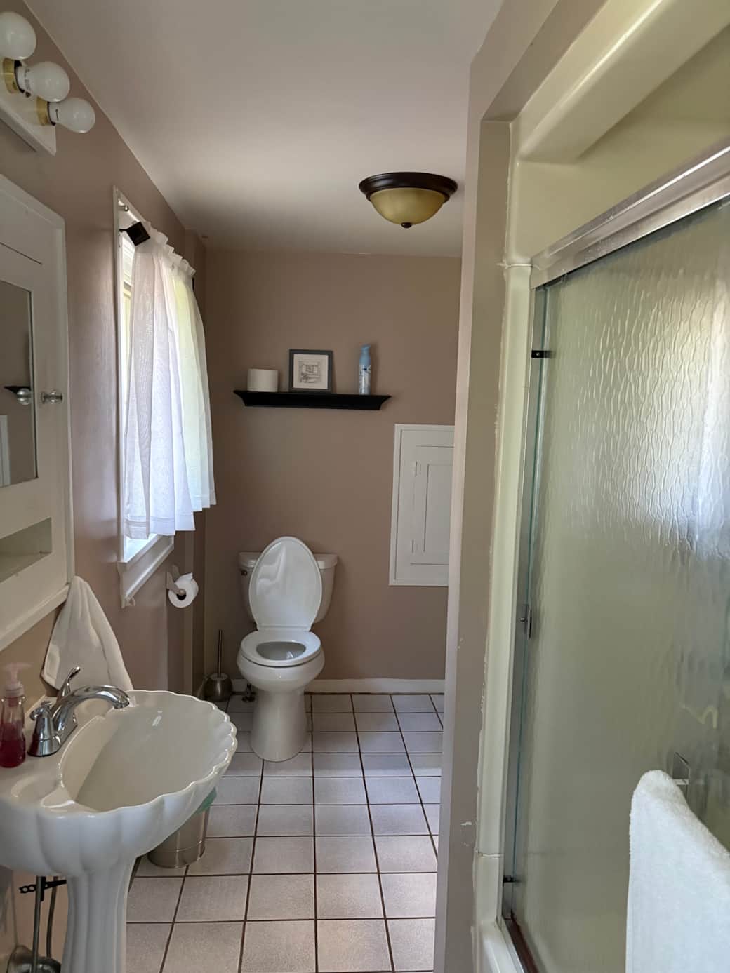 Upstairs main bathroom