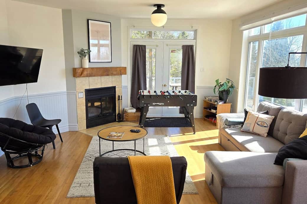 REZ-DE-CHAUSSÉE :
Foyer au bois. Table de soccer/baby-foot sur table. Divan-lit. *** GROUND FLOOR : Wood-burning fireplace. Foosball table. Sofa bed.