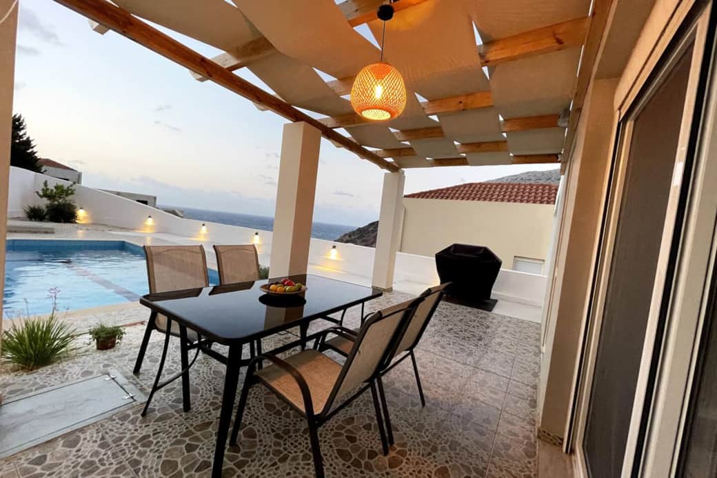 Terrasse mit Essbereich und Gasgrill. 