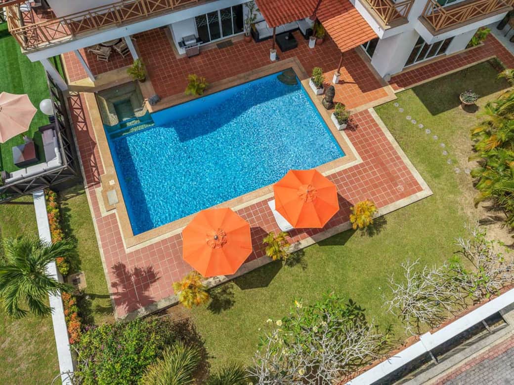 Eine elegante Luxusvilla von WOW Holiday Homes mit Blick aufs Wasser. Eine elegante Luxusvilla von WOW Holiday Homes mit Blick aufs Wasser.