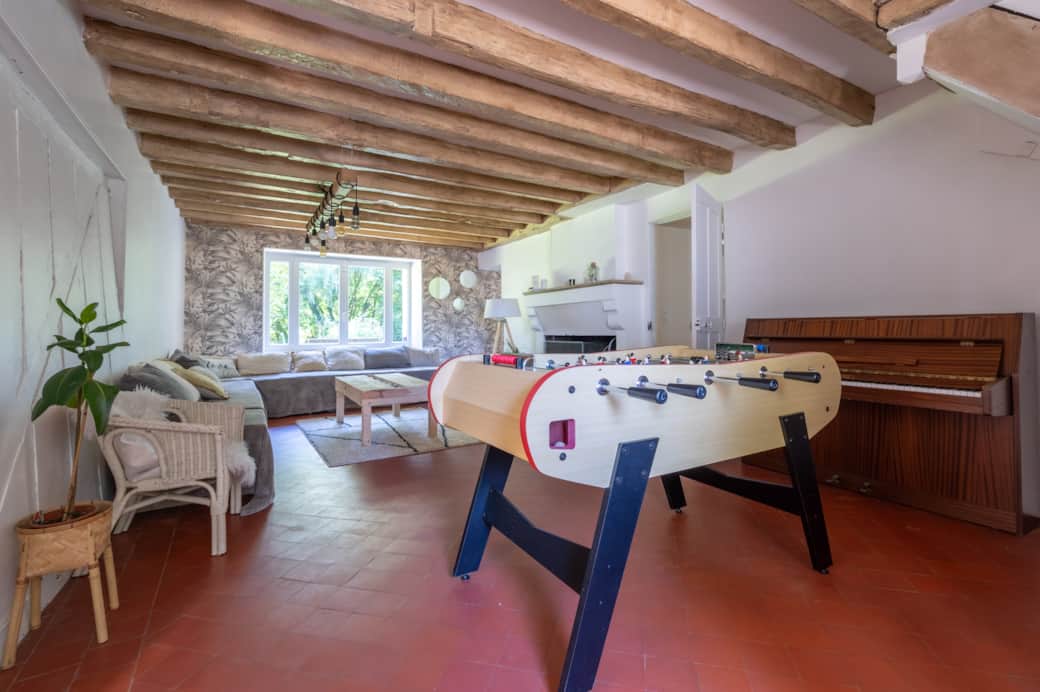 Salon (baby foot, piano, canapé, enceinte sans fil bluetooth)