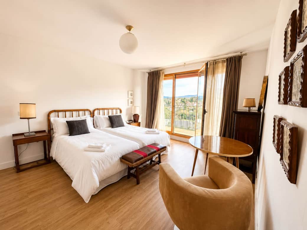 Dormitorio principal con terraza con vistas a la montaña y a la piscina municipal y baño en suit