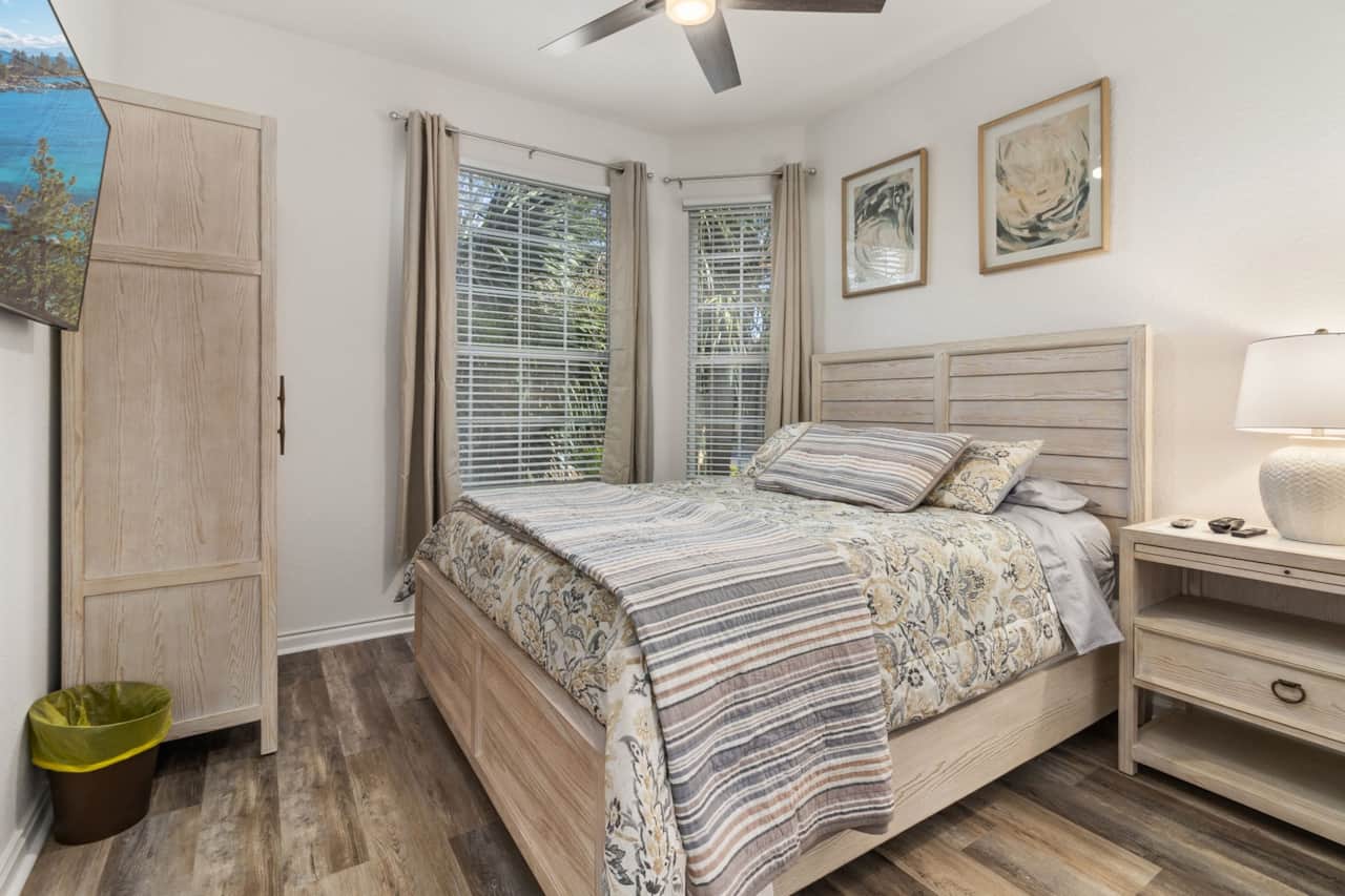 Queen size bedroom - Disney Retreat