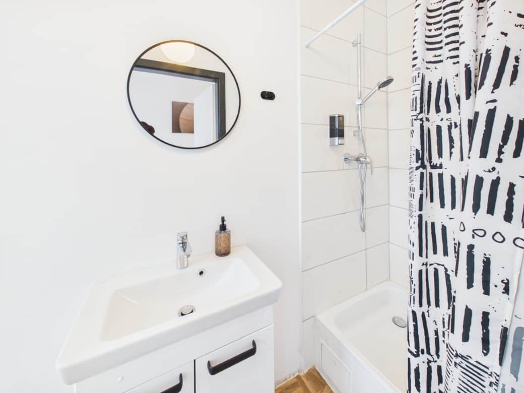 Badezimmer mit Toilette und Dusche