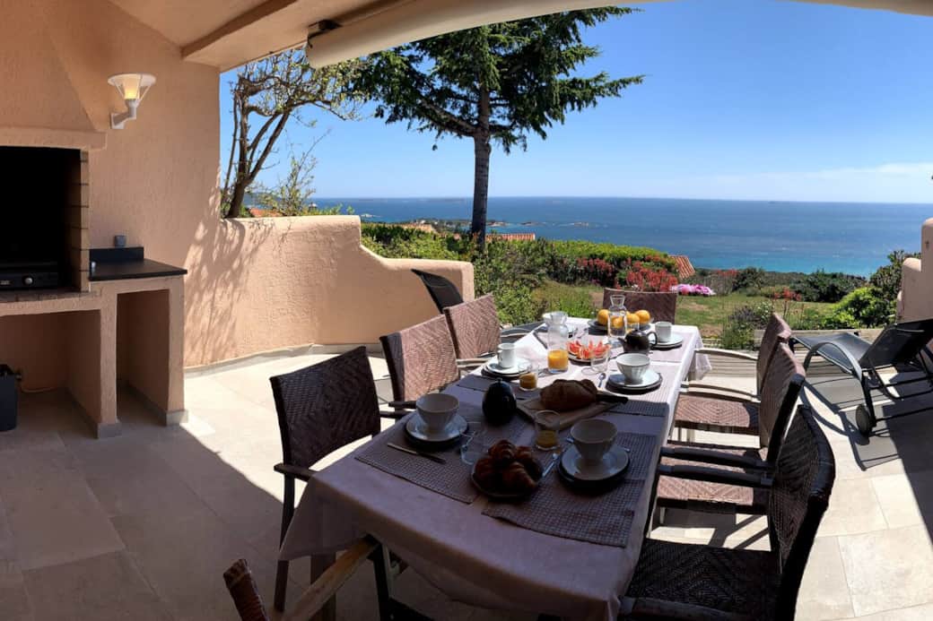 La terrasse côté mer.