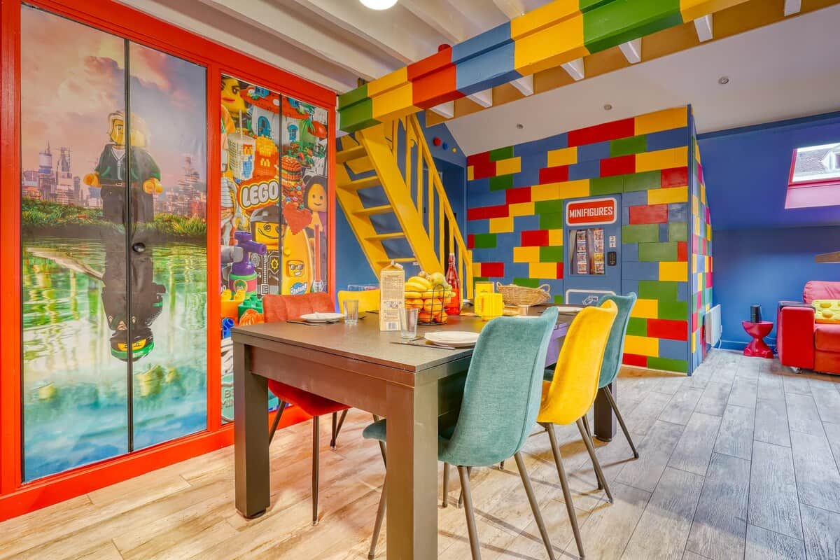 Plus qu'une salle de séjour, un décor de briques colorées grandeur nature. 