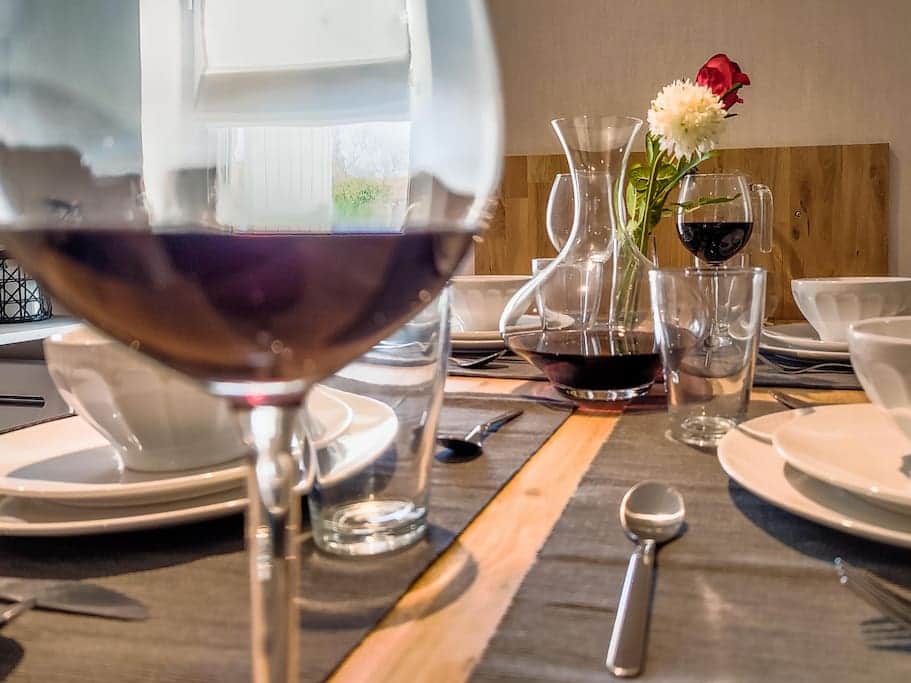 Der Tisch ist gedeckt, um die köstliche Küche des Südwestens bei einem guten Glas Wein zu genießen Der Tisch ist gedeckt, um die köstliche Küche des Südwestens bei einem guten Glas Wein zu genießen