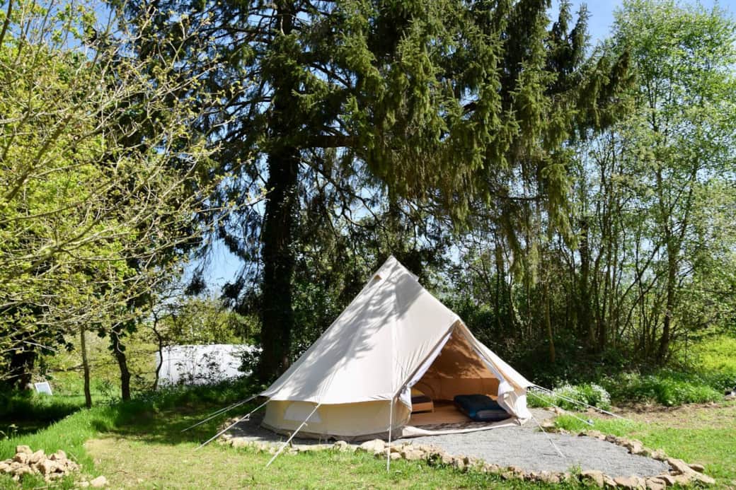 Située à proximité immédiate du corps de ferme, vous bénéficiez d'un emplacement sécurisé que vous pouvez rejoindre directement avec votre véhicule