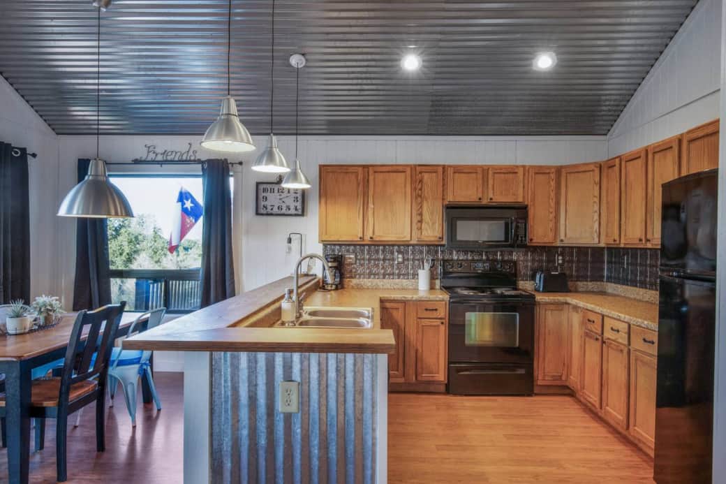 Cabin D: Full Kitchen with utensils provided + Toaster, Drip coffee maker, Ice maker