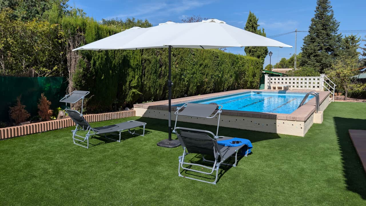 Piscina privada y zona de jardín en Villa Pensat i Fet en la Sierra de Mariola