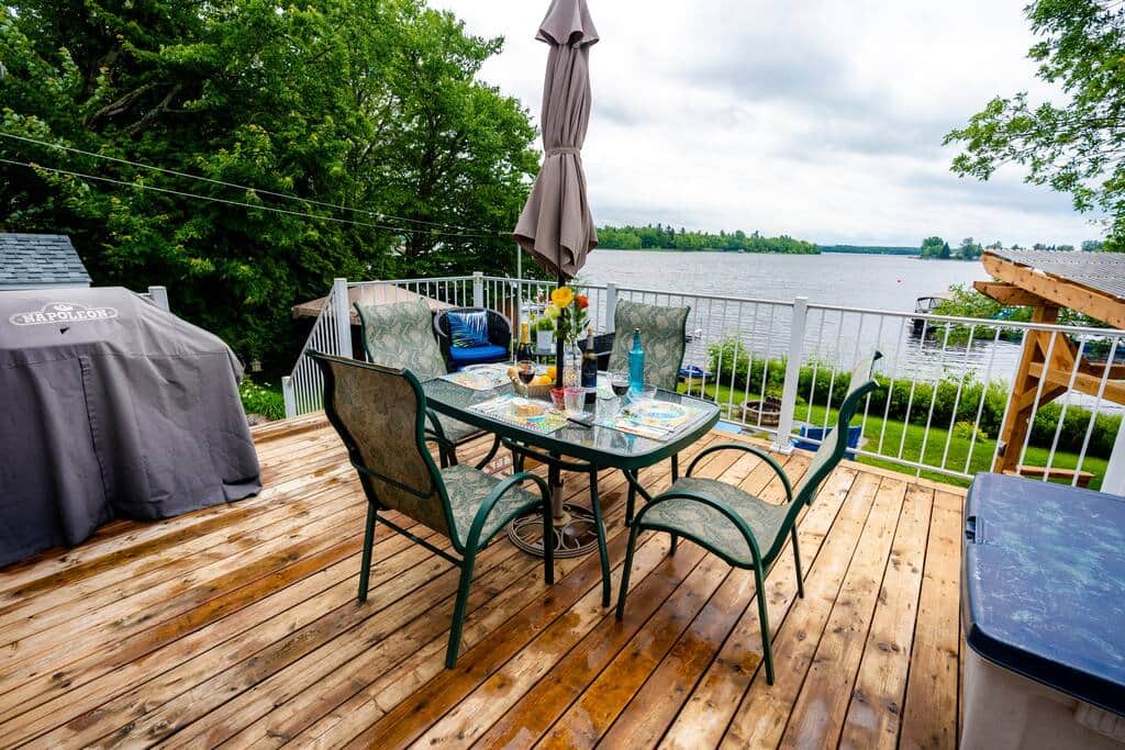 Terrasse avec mobilier et BBQ au gaz