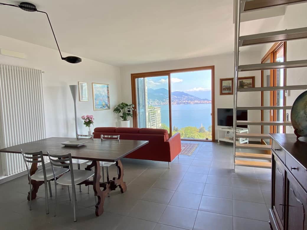 Spacious living area with big windows, so lots of light and great views. Spacious living area with big windows, so lots of light and great views.