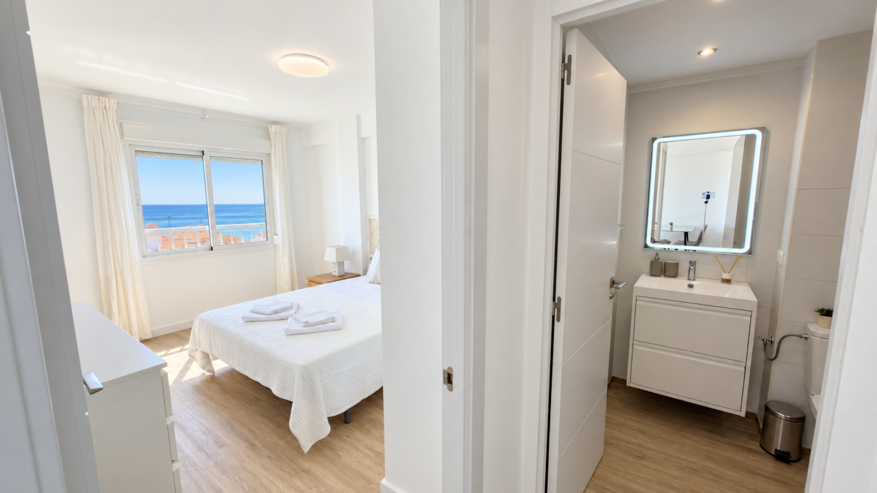 habitación principal con vistas al mar en apartamento reformado en el centro de nerja