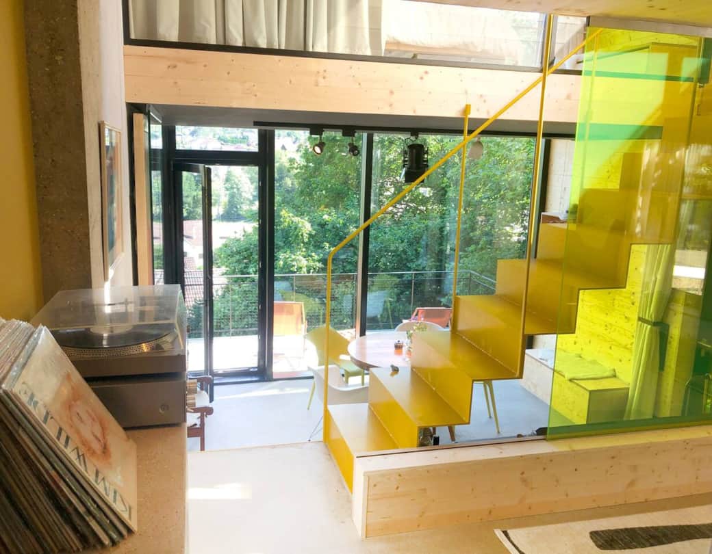 Blick vom Wohnzimer zum Esszimmer, links der Schallplattenspieler und kleine Plattensammlung.