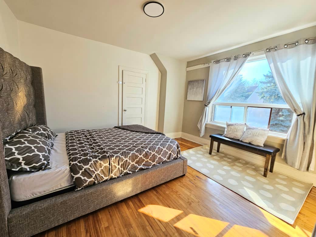 Master Bedroom - Queen Bed Master Bedroom - Queen Bed