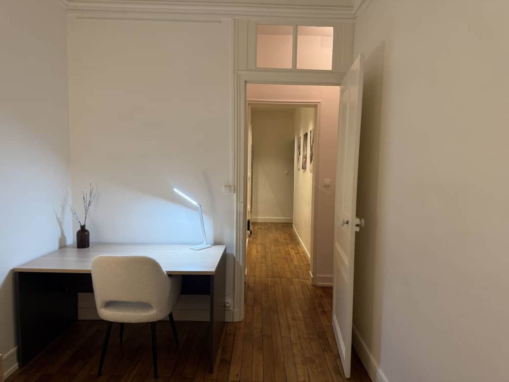 Un coin bureau fonctionnel pour travailler ou planifier vos visites en toute tranquillité. Un coin bureau fonctionnel pour travailler ou planifier vos visites en toute tranquillité.