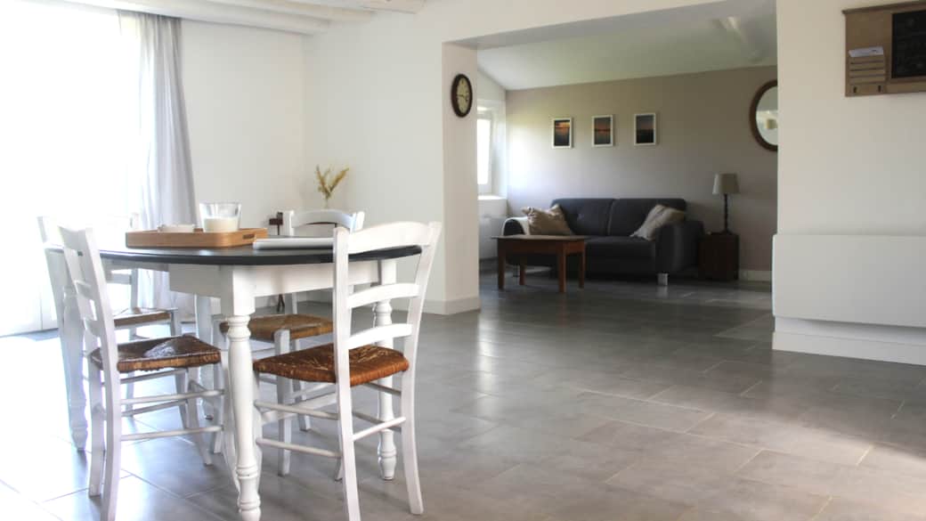 Un bel espace de vie avec le salon et la salle à manger Un bel espace de vie avec le salon et la salle à manger