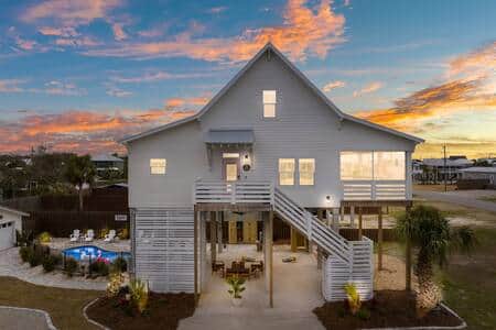 Villa Blanca is a statuesque beauty on 14' stilts, as you come in you'll be greeted by 26' ceilings.