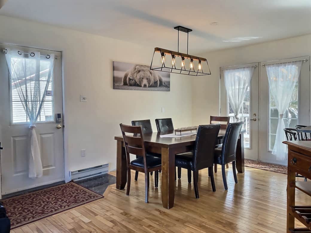 salle à manger chalet LaK&Co à louer en Estrie salle à manger chalet LaK&Co à louer en Estrie