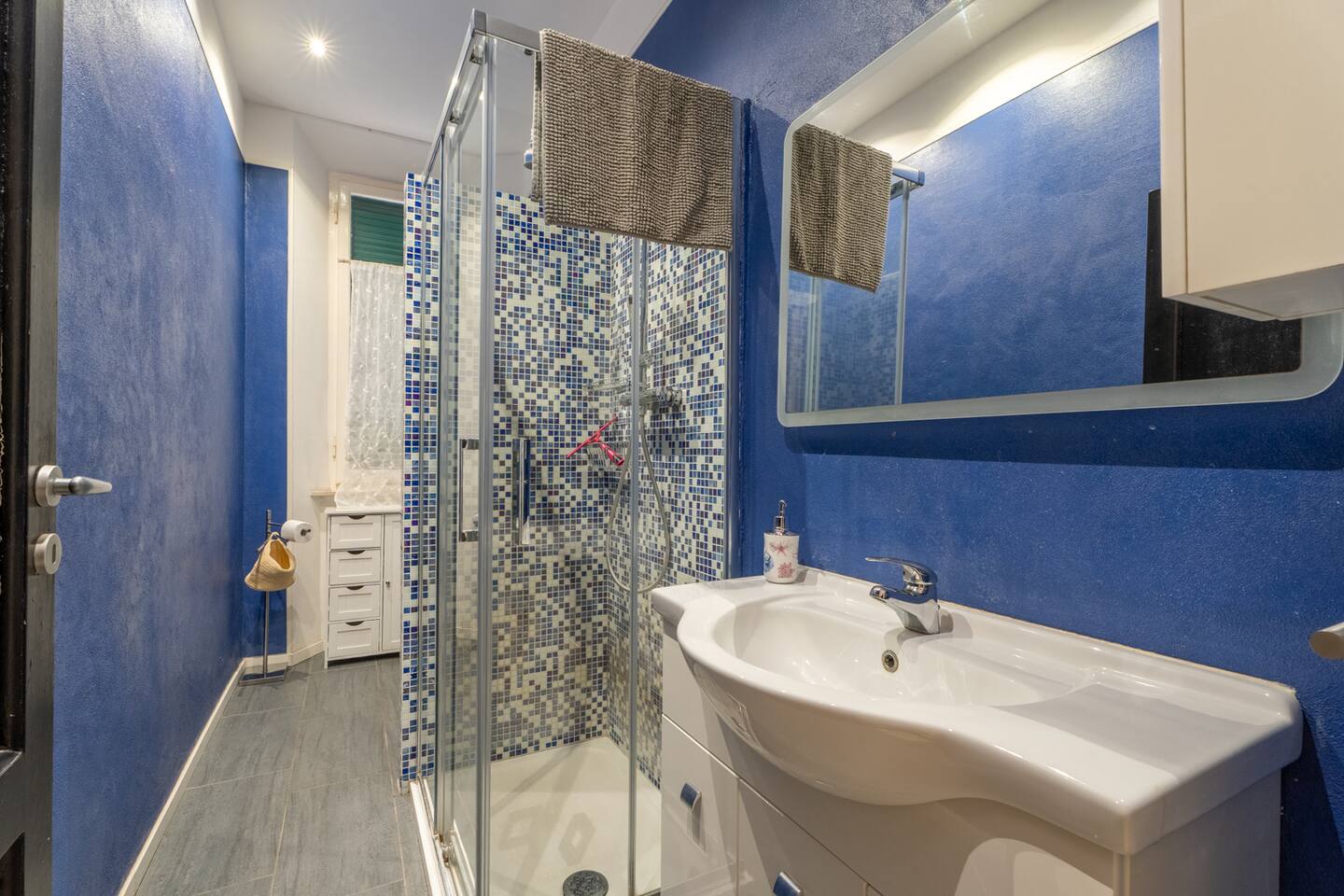 Bagno completo con box doccia