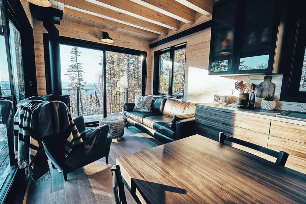 Salon avec vue sur la vallée et poêle à bois