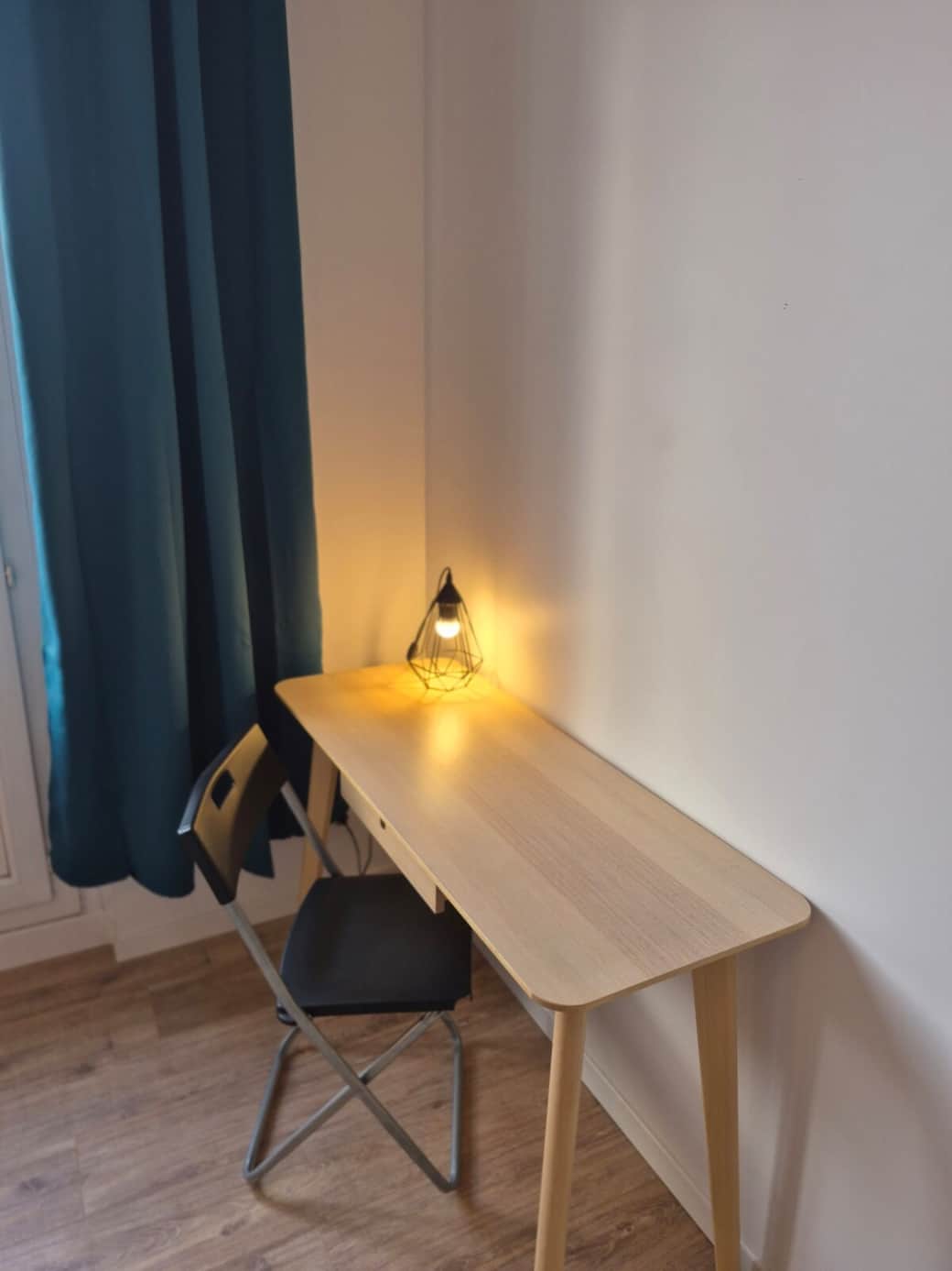 Spacieuse chambre décorée avec goût, comprenant un lit double confortable, un coin bureau fonctionnel et une penderie, offrant un véritable cocon de tranquillité. Spacieuse chambre décorée avec goût, comprenant un lit double confortable, un coin bureau fonctionnel et une penderie, offrant un véritable cocon de tranquillité.