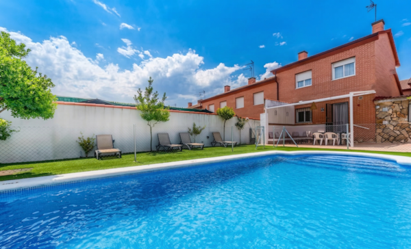 Chalet con piscina y barbacoa
