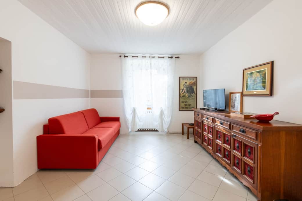 Soggiorno luminoso con divano letto