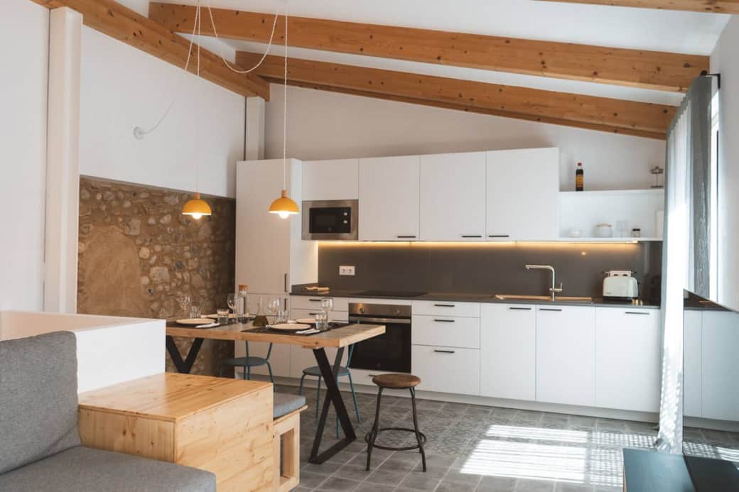 La cocina cuenta con todos los electrodomésticos que necesitas a la hora de cocinar.