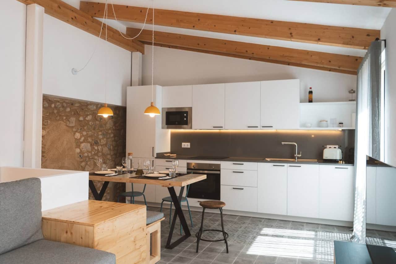 La cocina cuenta con todos los electrodomésticos que necesitas a la hora de cocinar.