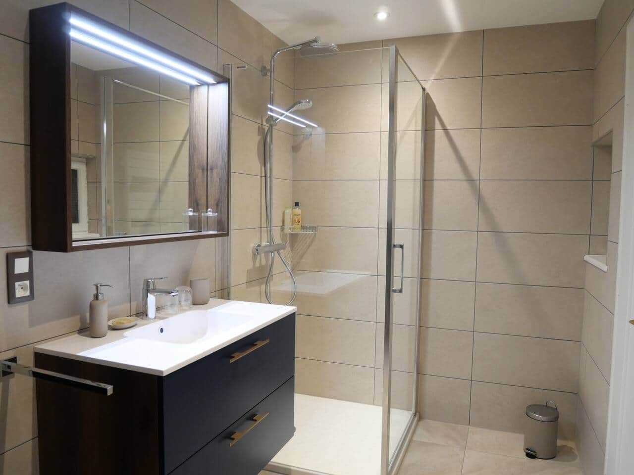 Salle de bain avec douche
